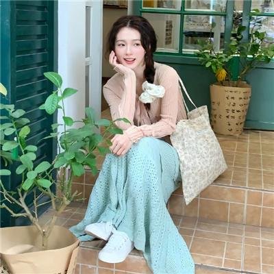 使用下方 20 个影片名，按顺序一一对应，不要改动片名文字，只根据片名和括号内类型提示来虚构全新的故事内容： 南方来信 猎屠 丁丁和太阳神庙 爸爸去哪儿第三季 续·社长千一夜 无名份的浪漫 喂，太宰 百姓贵族 危急关头 圣诞怪杰 关键投票 飞鹰粤语 国王大卫 竹马钢琴师 燃烧岁月粤语 荒野杀机 忽然之间 侏罗纪世界：统霸天下序章 拜托了妈妈 她不土，她是我妹妹